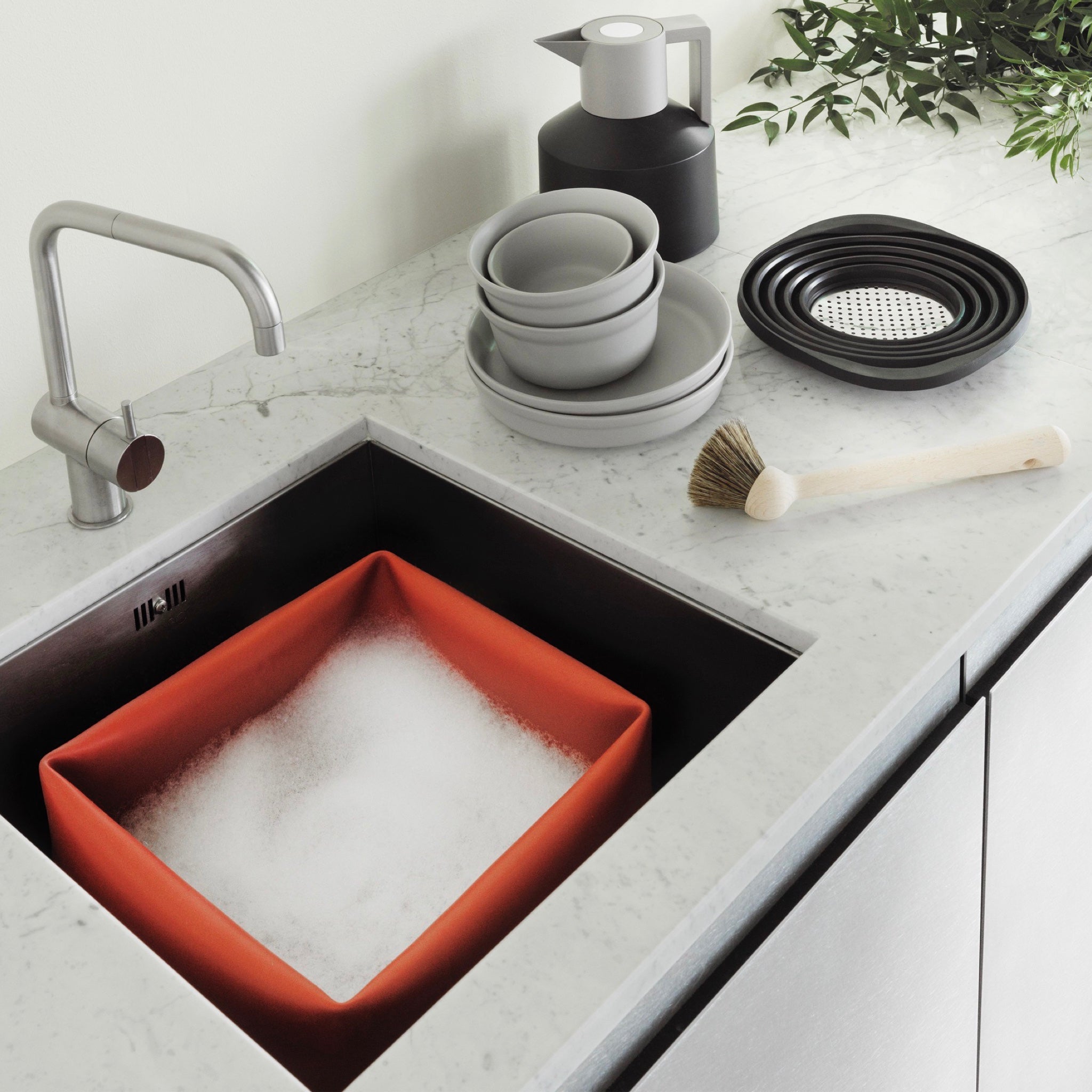 Normann Copenhagen Washing-up Bowl & Brush
