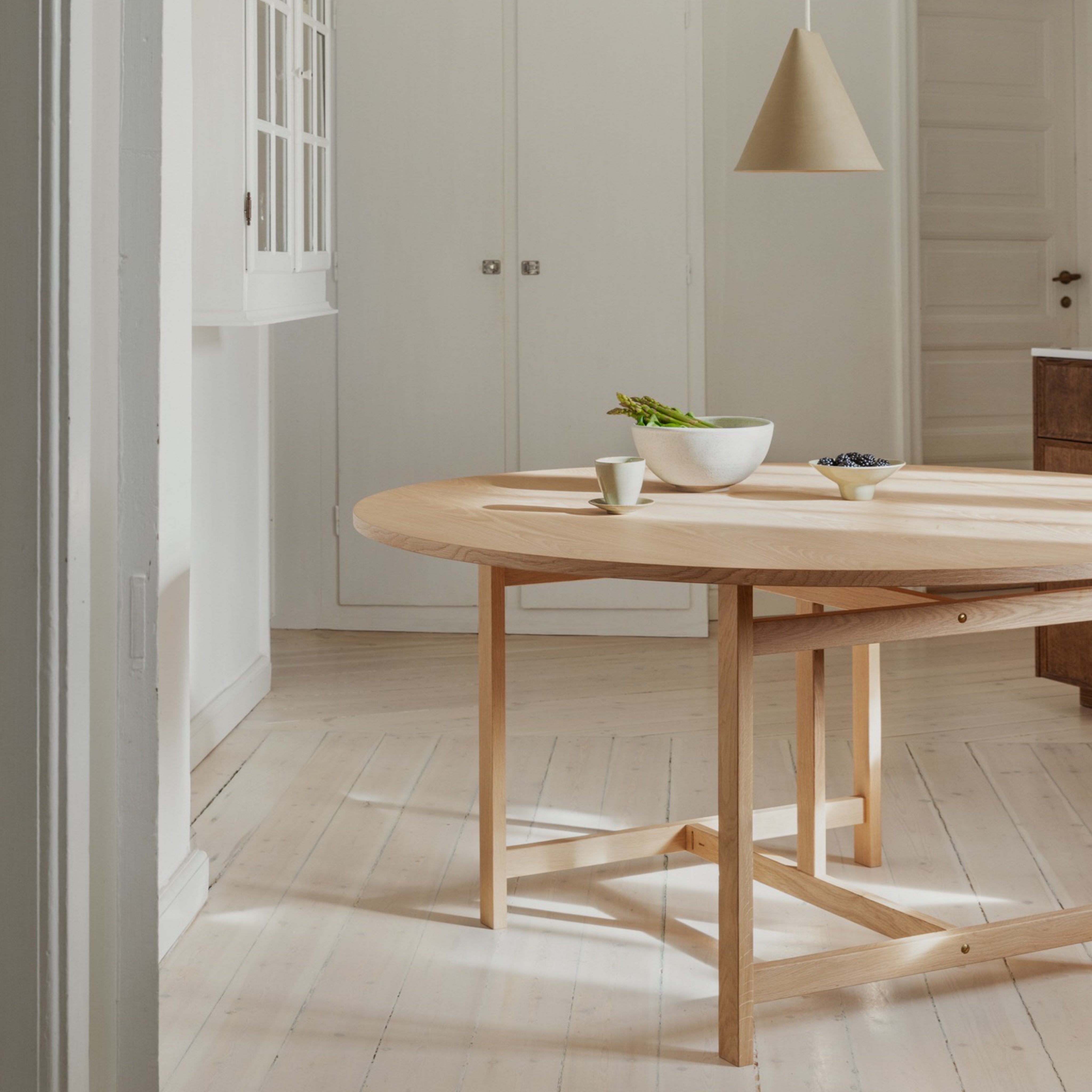 Moebe Round Dining Table Ø130